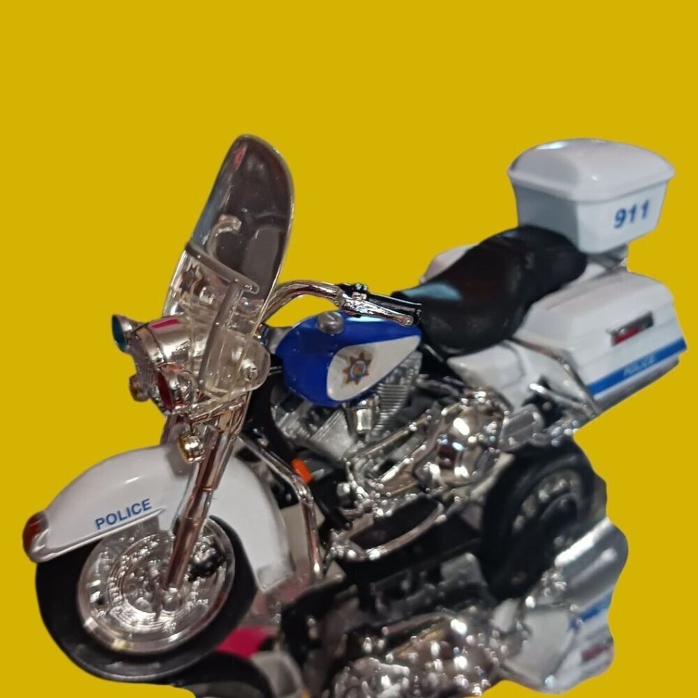 Harley-Davidson Collector Edition 1:18 Scale Police Motorcycles Maisto Series 3 - Picture 9 of 12